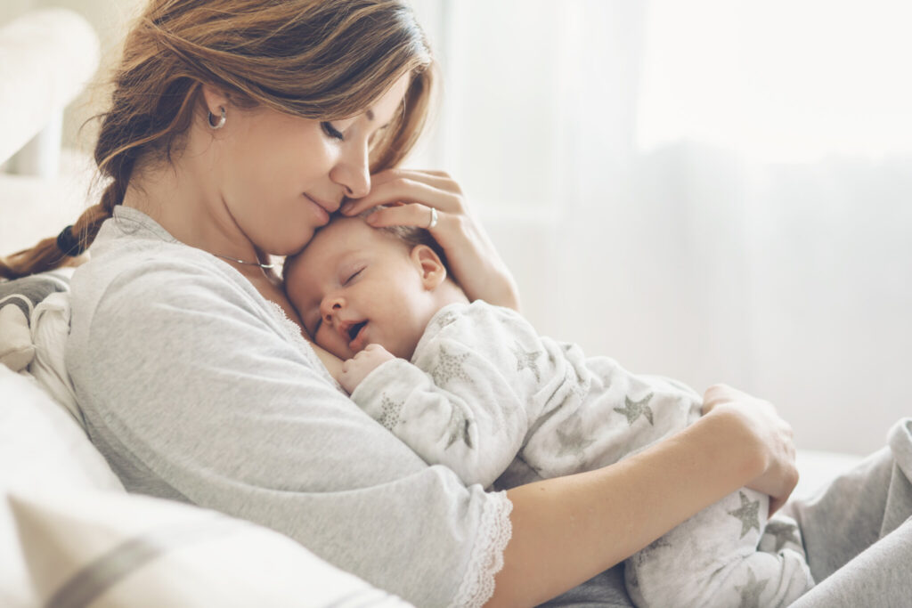 子供と寝室は別がいい 子供と一緒に寝る効果と寝室を分けるタイミング ライフスタイル Hanako ママ Web