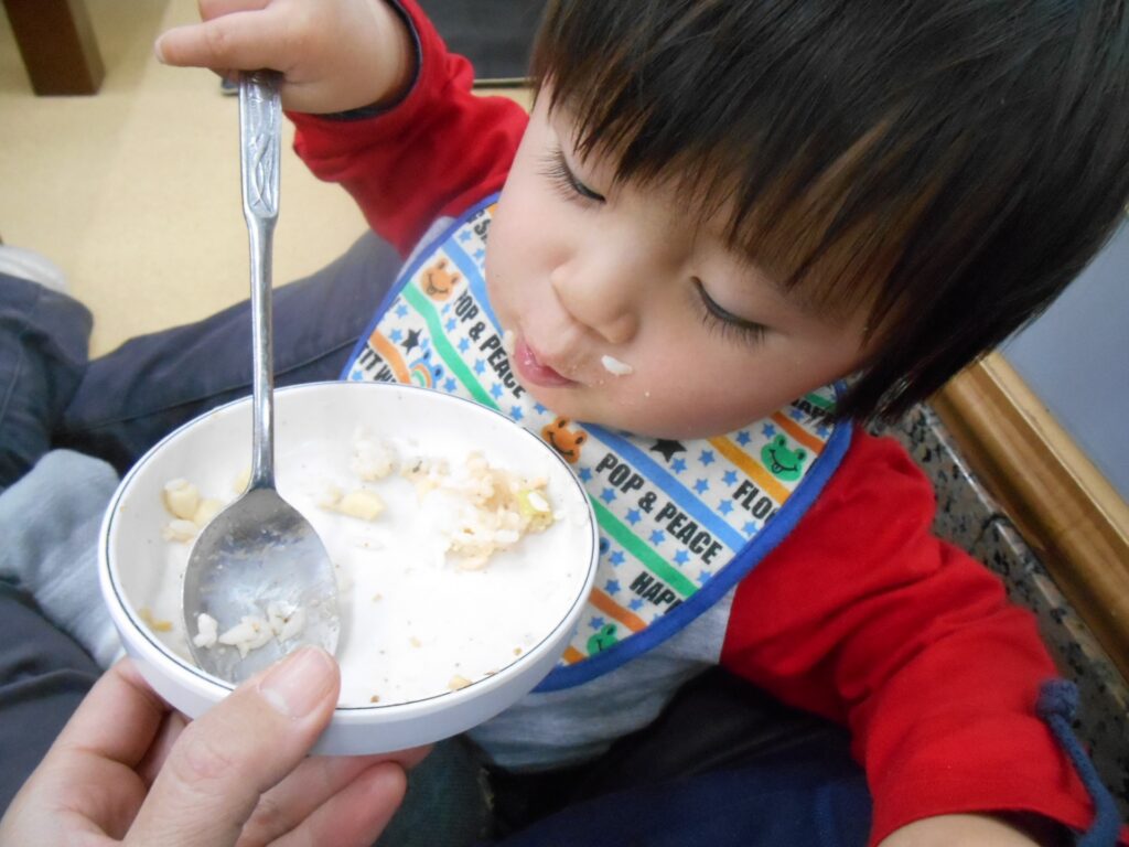 遊び食べはいつまで続く 食べ物で遊ぶ原因と上手な対処法を紹介 子育て Hanako ママ Web