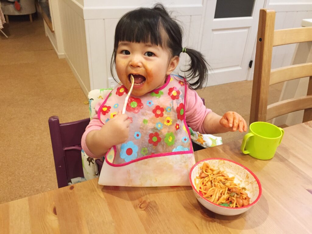 遊び食べはいつまで続く 食べ物で遊ぶ原因と上手な対処法を紹介 子育て Hanako ママ Web
