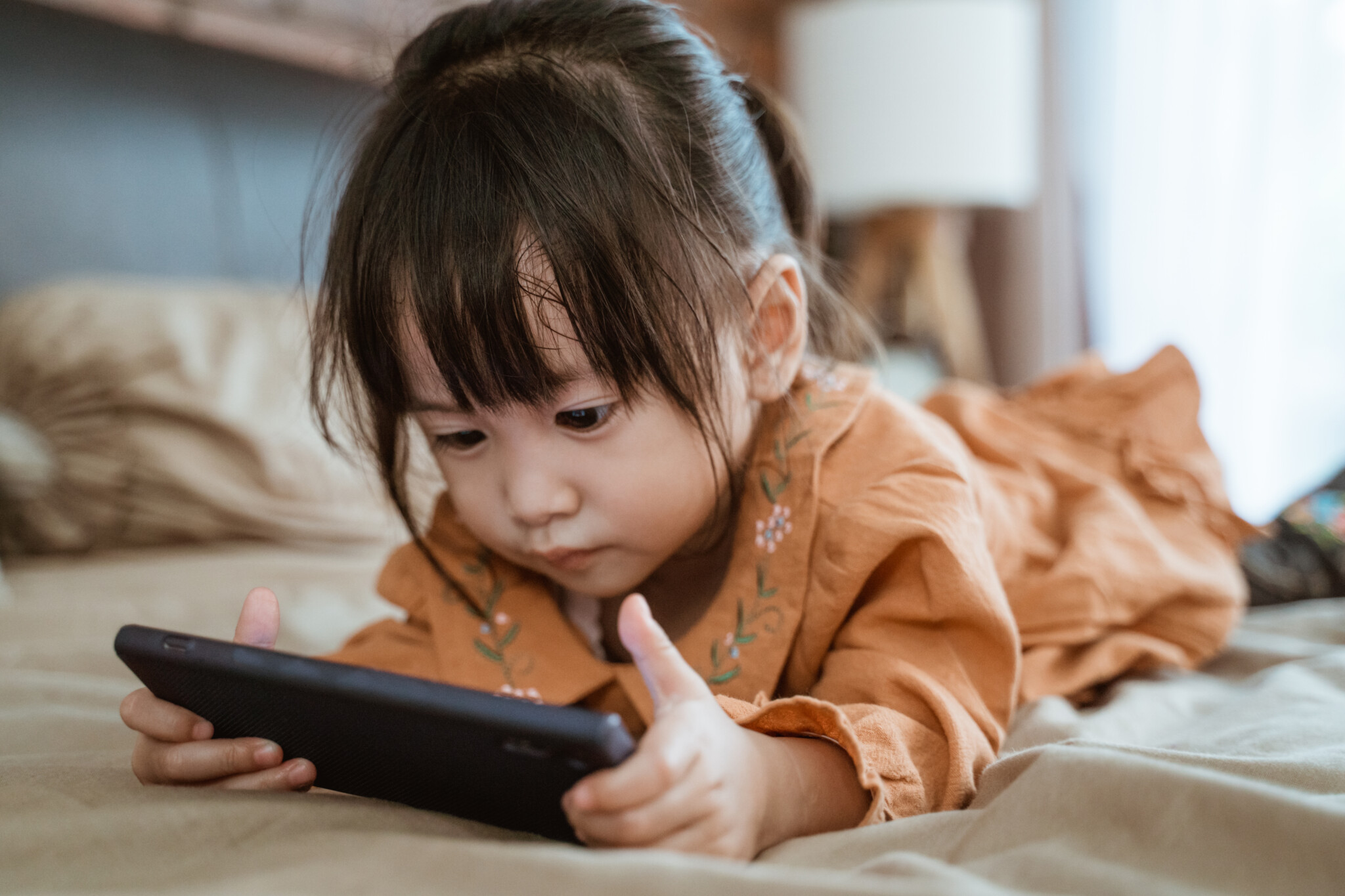 子どものスマホは何歳から メリット デメリット 持たせるうえでの対策方法をご紹介 子育て Hanako ママ Web