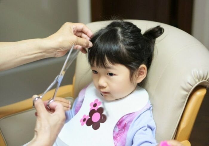 3歳児の散髪ってどうしたら上手くいくの 嫌がる理由と対処法を紹介 子育て Hanako ママ Web