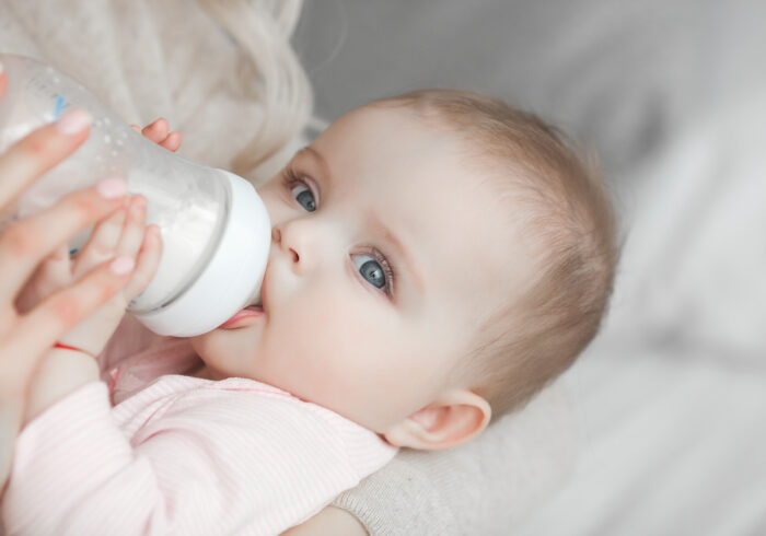 赤ちゃんのミルク量の目安は？ 生後0〜6ヶ月までのミルク量の目安を紹介