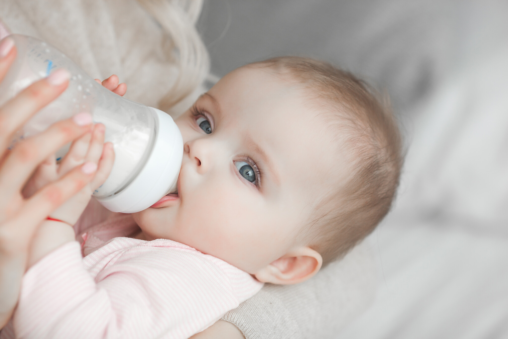 赤ちゃんのミルク量の目安は？ 生後0〜6ヶ月までのミルク量の目安を紹介 子育て Hanako ママ web