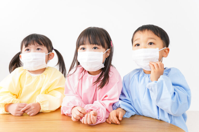 コロナ感染症予防のためにマスクをする3人の園児