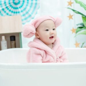 新生児の沐浴はいつまで？お母さんと一緒に入浴する手順も解説！