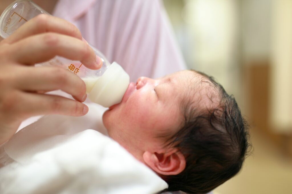 新生児のミルクの量はどのくらいあげればいいの 月齢別に目安を紹介 子育て Hanako ママ Web
