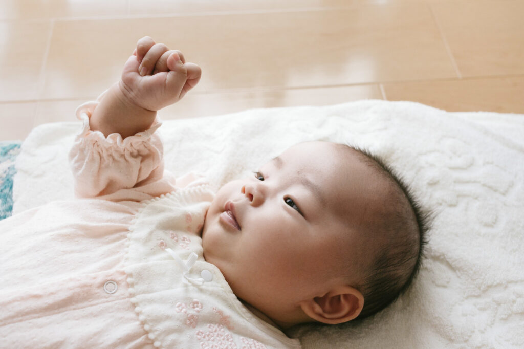 抱っこだけじゃない 新生児のあやし方や便利グッズを紹介 子育て Hanako ママ Web