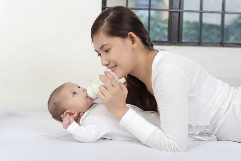 赤ちゃんのミルクの授乳間隔はどれくらい空ける 月齢別の目安とは 子育て Hanako ママ Web