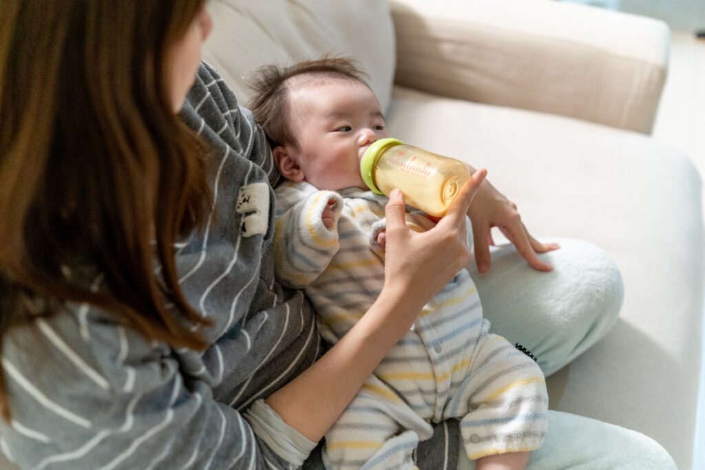 赤ちゃんのミルクの授乳間隔はどれくらい空ける 月齢別の目安とは 子育て Hanako ママ Web