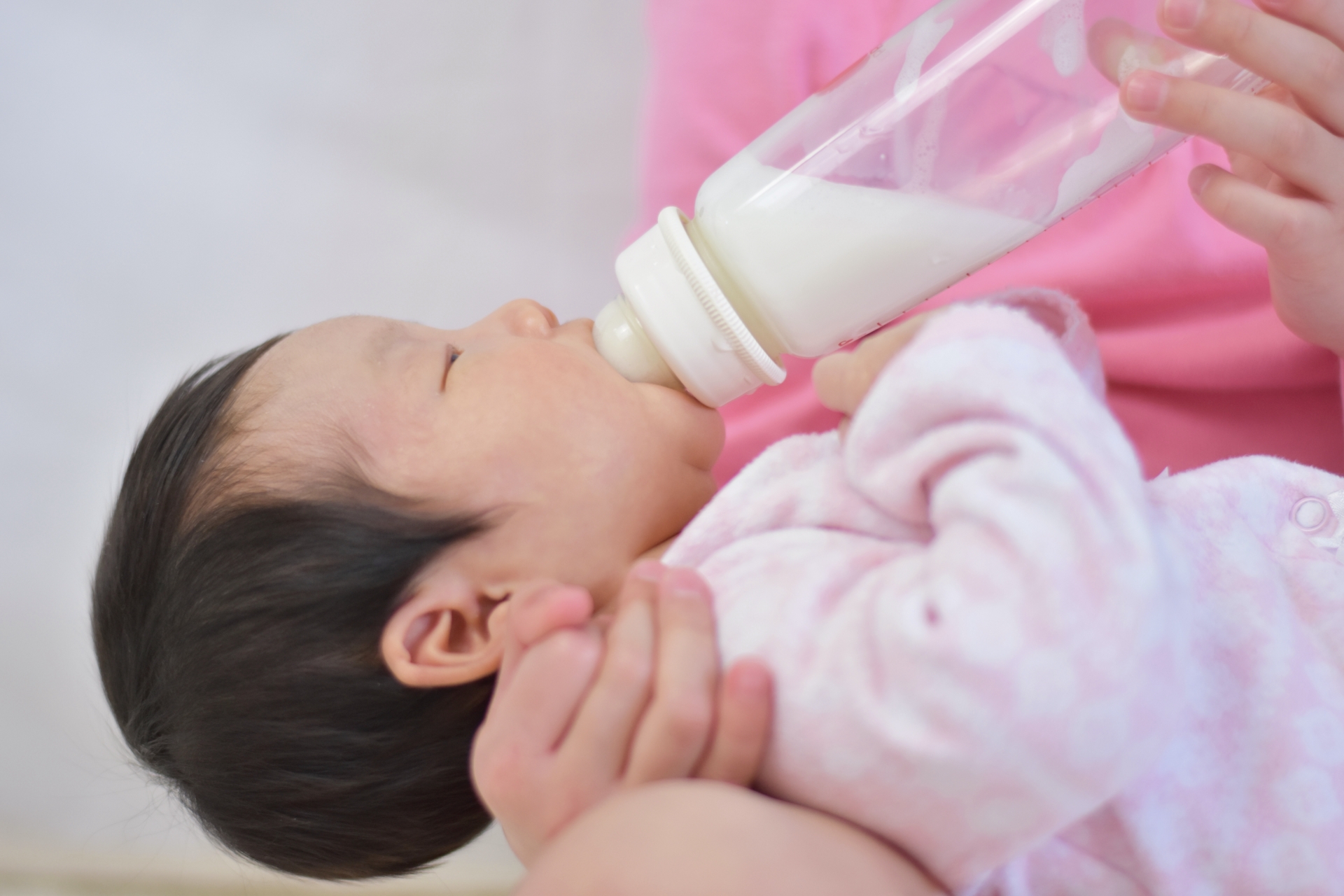 赤ちゃんのミルクの授乳間隔はどれくらい空ける 月齢別の目安とは 子育て Hanako ママ Web