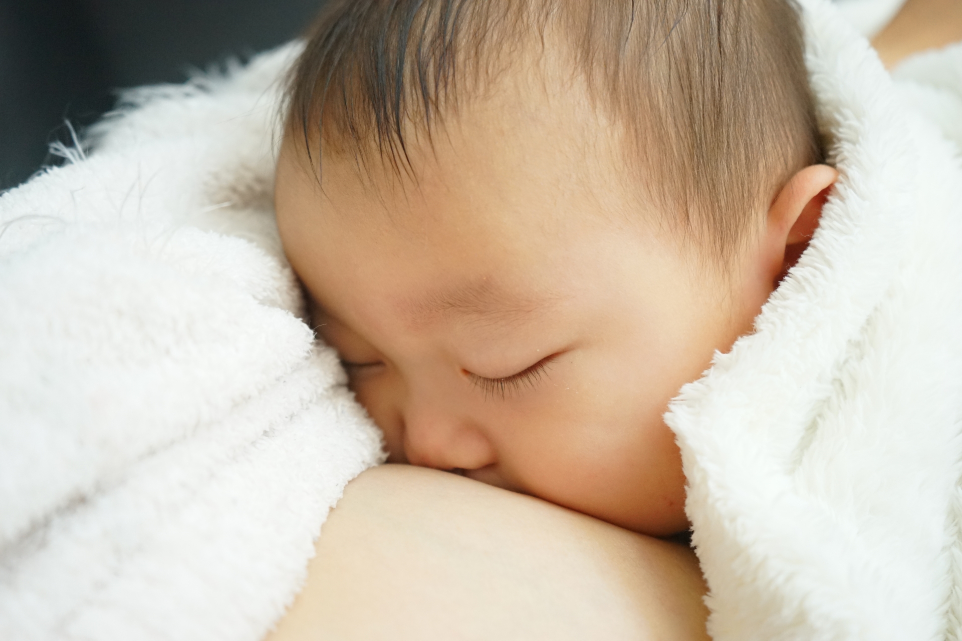 母乳育児で飲酒はできる できない 赤ちゃんへのリスクと対処法 子育て Hanako ママ Web