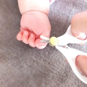 赤ちゃんの爪の長さはどれくらい？爪切りを始める時期や頻度を紹介