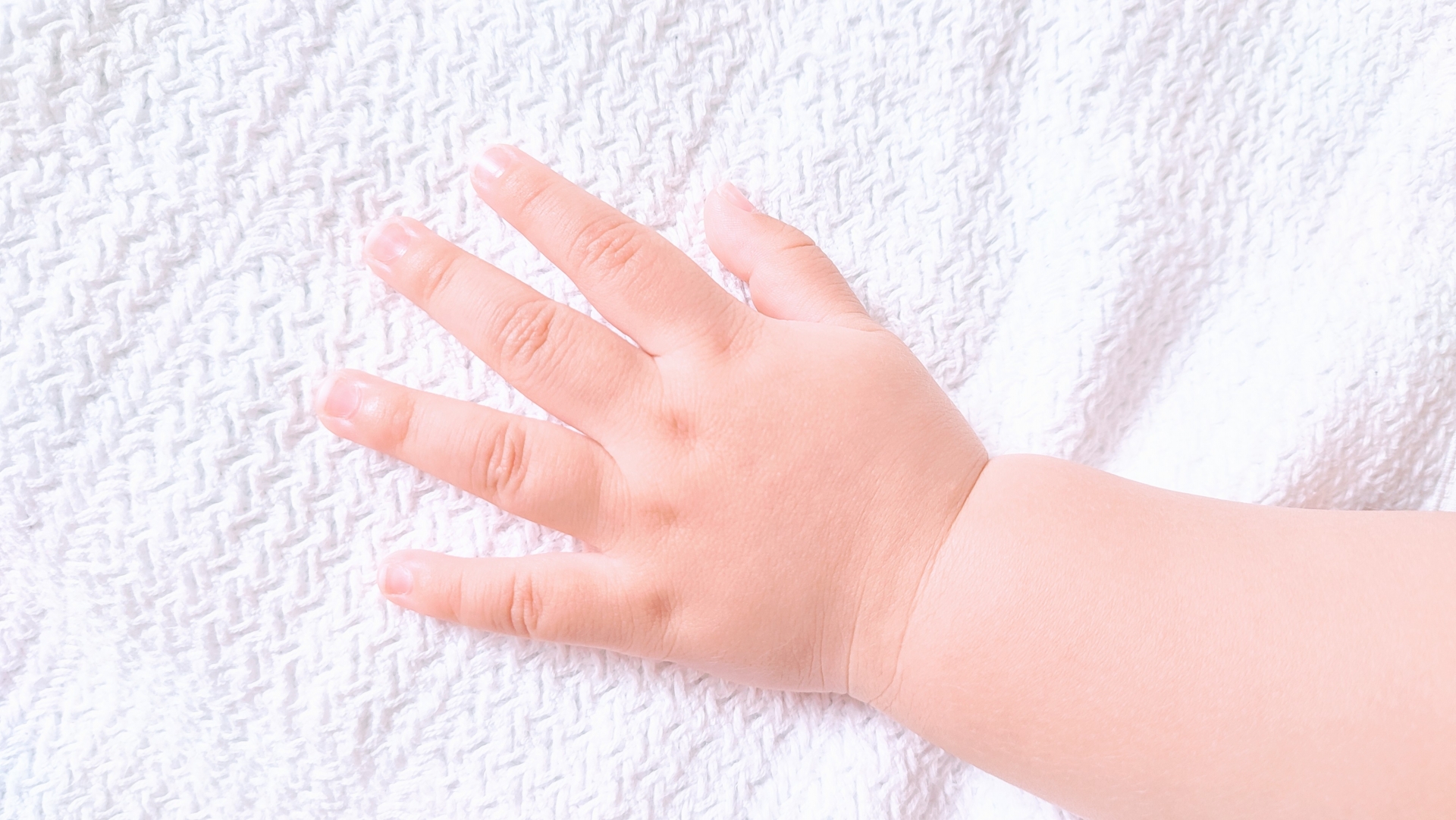 赤ちゃんの爪 失敗しない切り方やタイミングは 長さや形にも要注意 子育て Hanako ママ Web