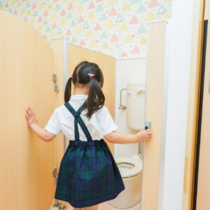 幼稚園でトイレトレーニングをする子供